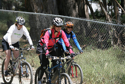 Donne sportive in mountain bike